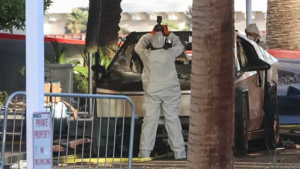 Qué sabemos de la explosión de un Tesla Cybertruck en el exterior del hotel de Trump en Las Vegas