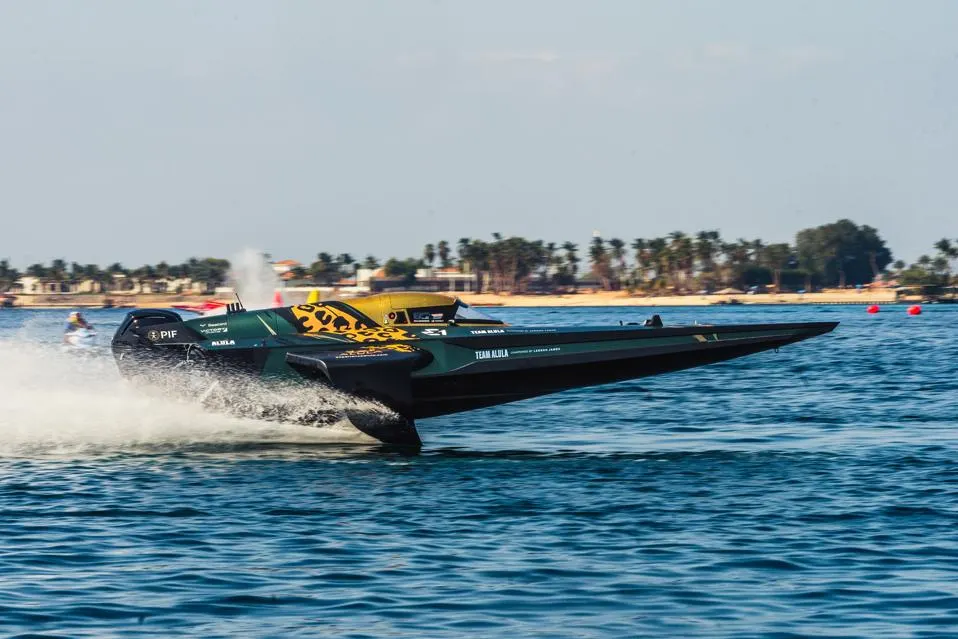 La leyenda de la NBA LeBron James se une a Tom Brady, Will Smith, Rafael Nadal y otras estrellas con equipos de carreras de barcos eléctricos de la E1