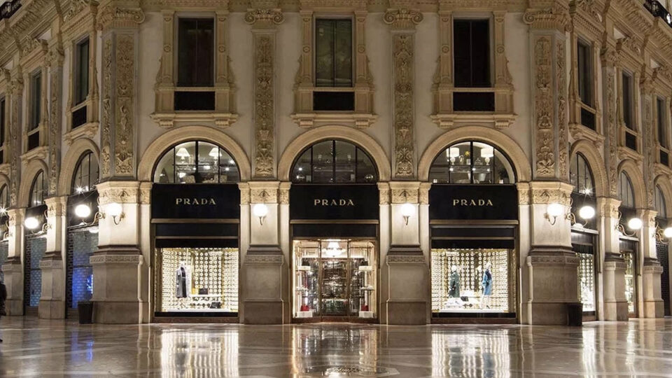 Prada podría comprar Versace y así crear un dominio italiano clave en el segmento del lujo