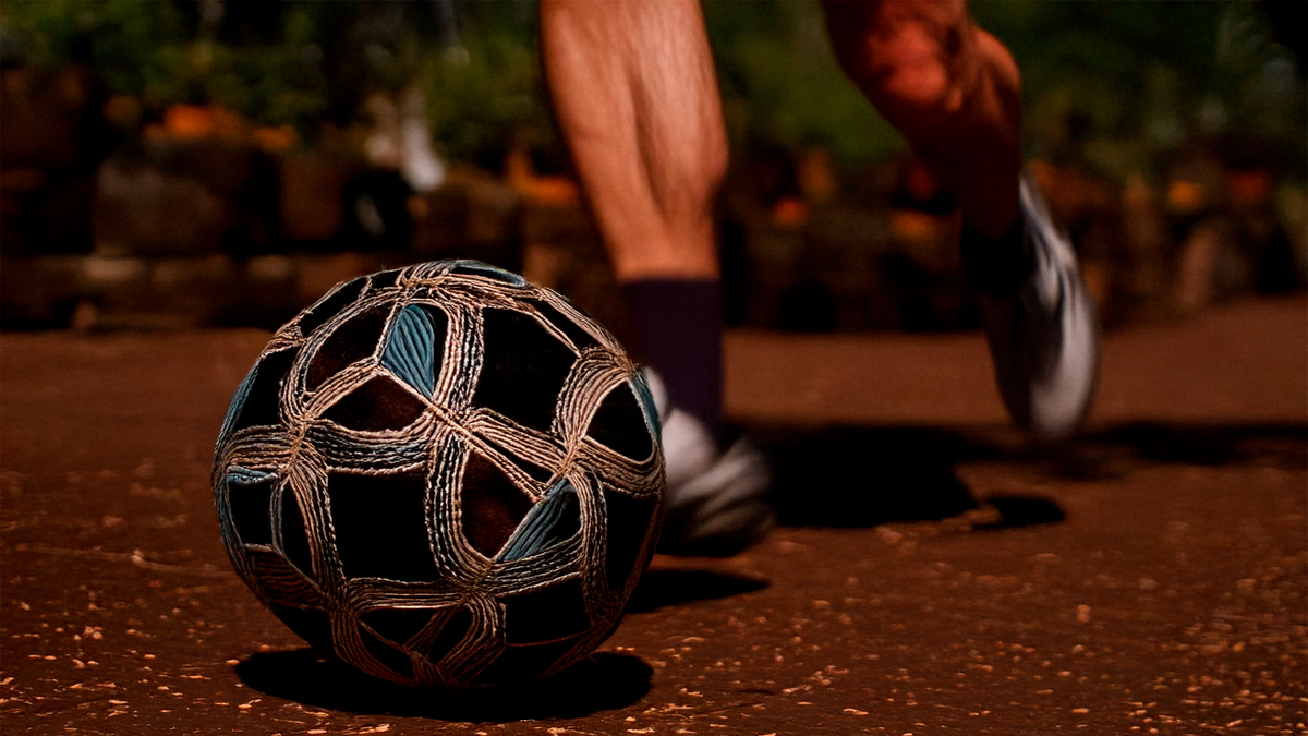 Chutar un balón o coserlo