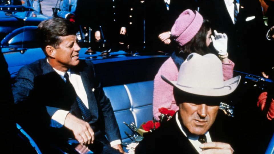 Qué implica que Trump haya ordenado desclasificar todos los documentos sobre el asesinato de John F. Kennedy