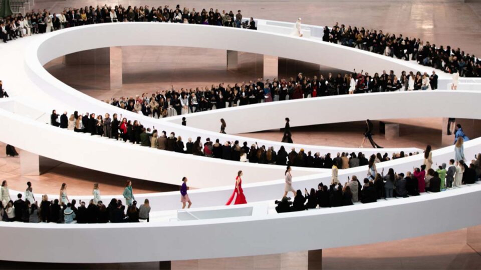 Chanel celebra 110 años de alta costura con un desfile de ensueño en París