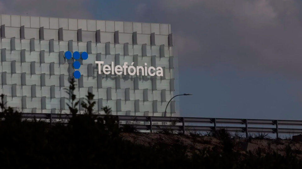 Telefónica vende su filial en Argentina por 1.000 millones a un consorcio participado por Clarín