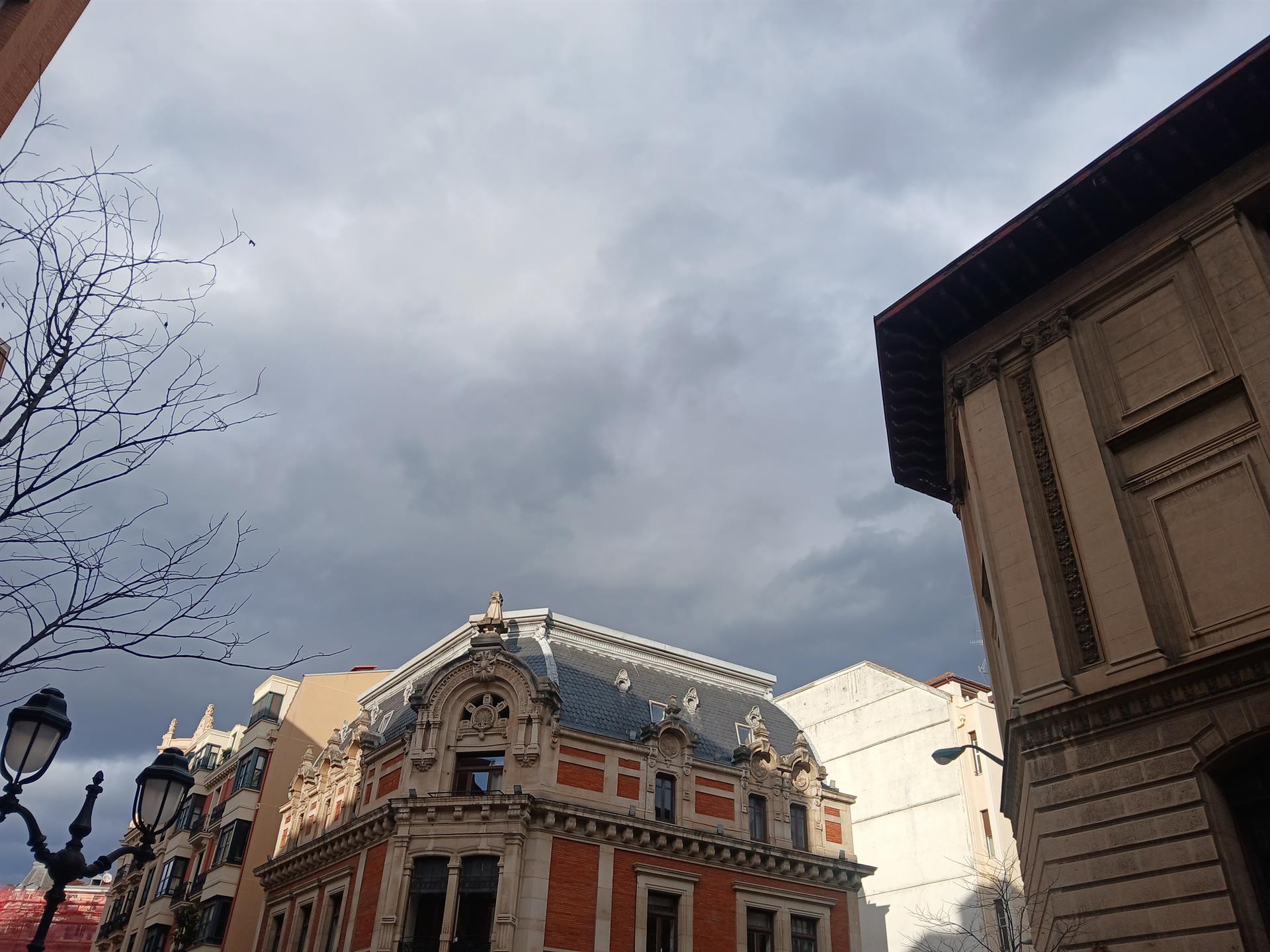 Los cielos nubosos predominarán en la mitad oeste peninsular, con lluvia en suroeste y olas en Galicia y Canarias