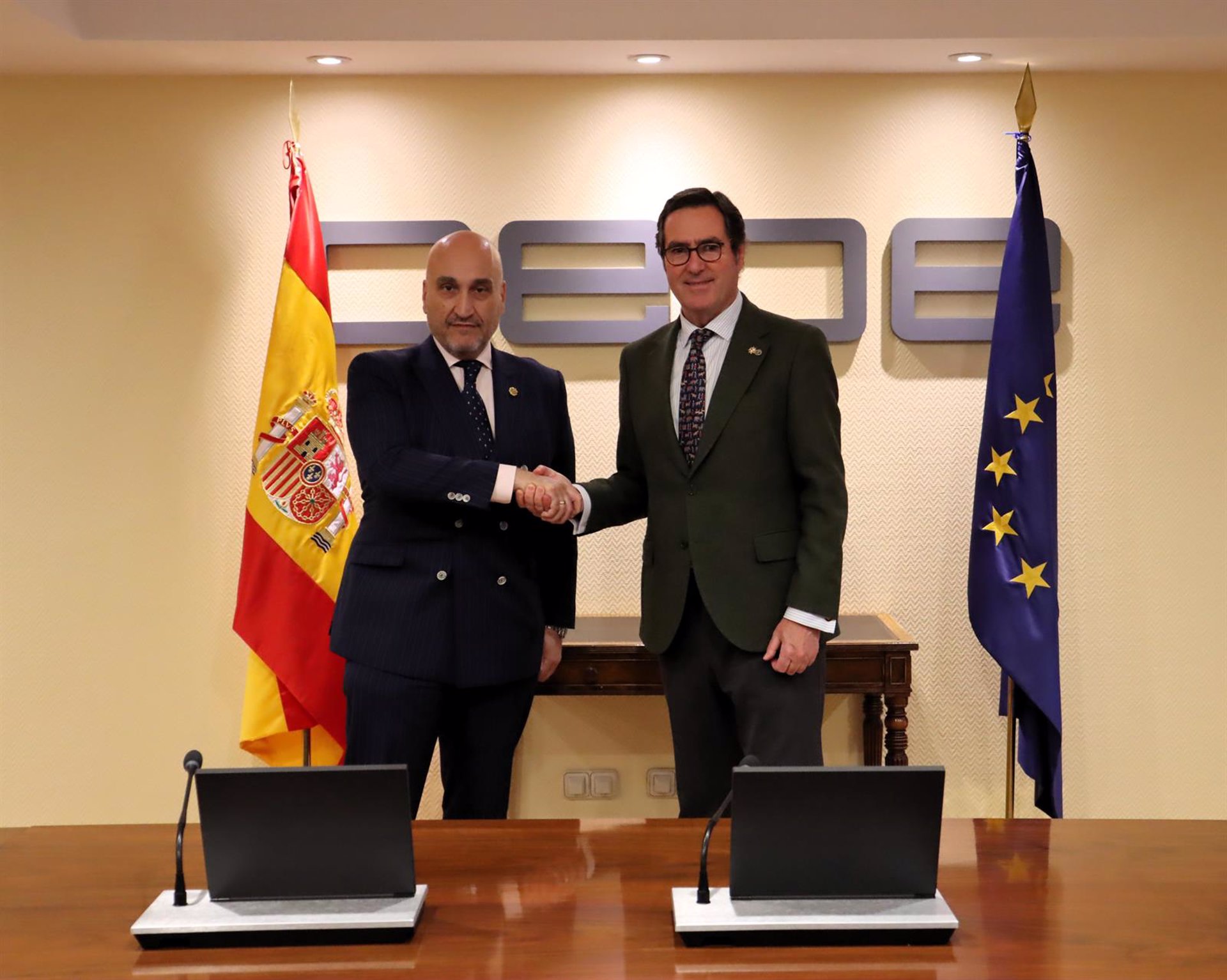 CEOE apoya regular los horarios de notificaciones administrativas, como solicitan gestores administrativos