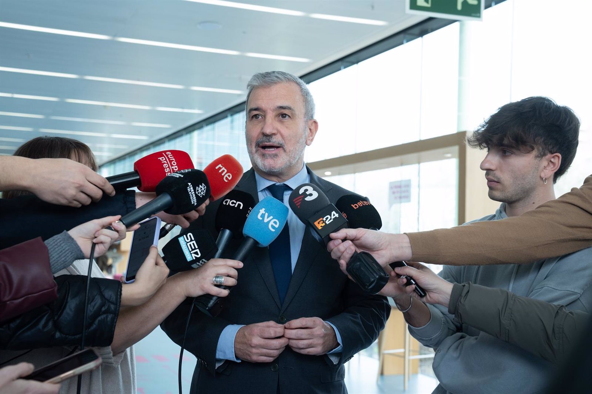 El alcalde de Barcelona celebra el acuerdo sobre la tasa turística y prevé un aumento «razonable» en la ciudad