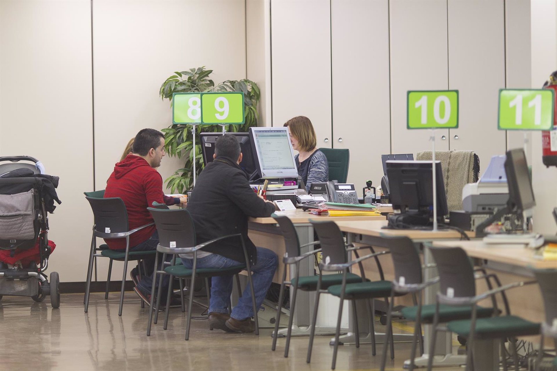 Seis de cada diez empleados públicos pertenecen a administraciones autonómicas y dos de cada diez, a locales