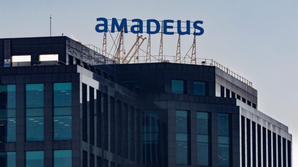 Amadeus ganó 1.258,6 millones de euros durante 2024 y anuncia un programa de recompra de acciones de hasta 1.300 millones