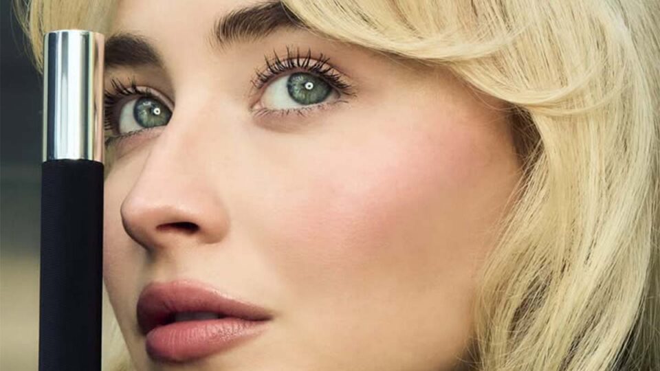 Sabrina Carpenter presenta Pradascope, la nueva máscara de pestañas de Prada Beauty