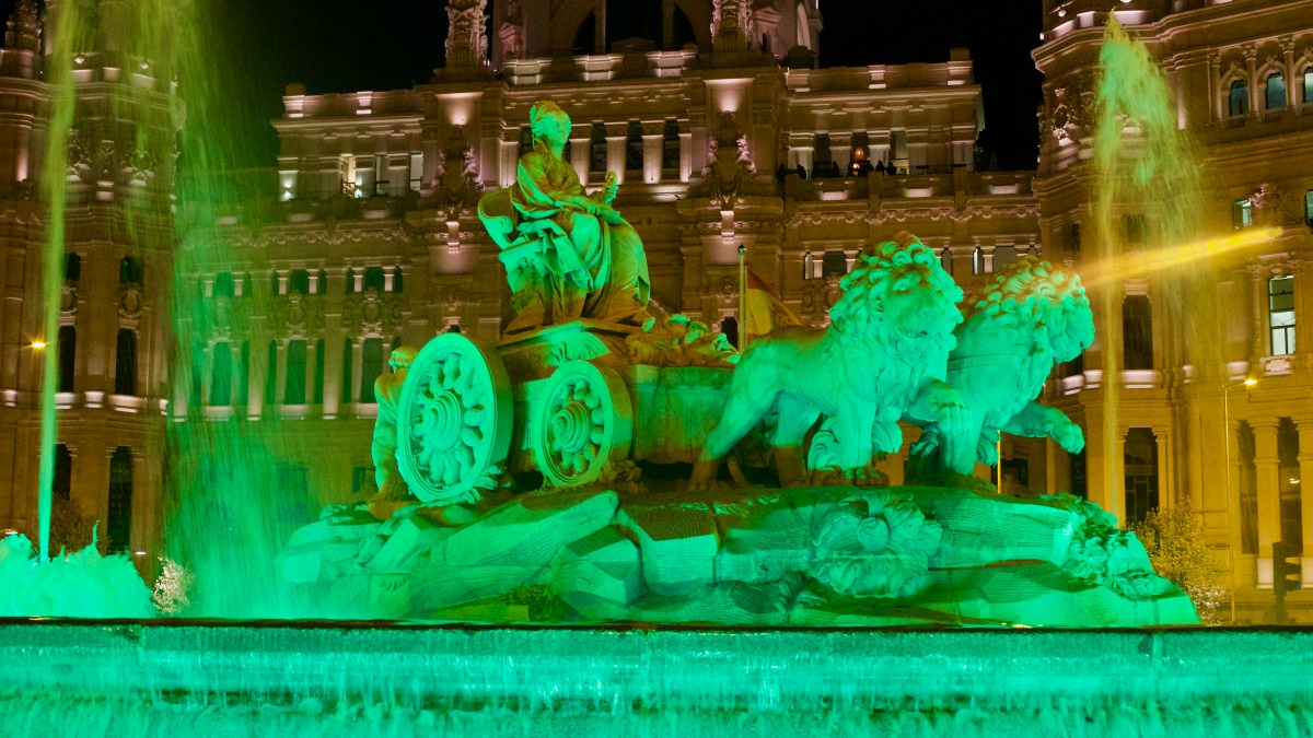 Gaiteros en la Gran Vía y la Cibeles de verde: Madrid celebra San Patricio