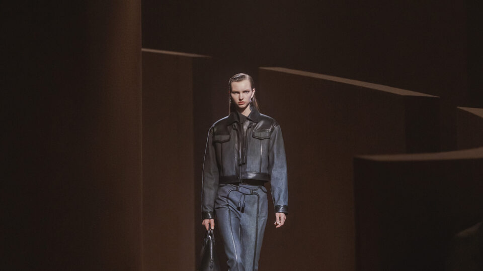 Hermés Otoño-Invierno 2025/2026: una espiral femenina de estructura, movimiento y carácter