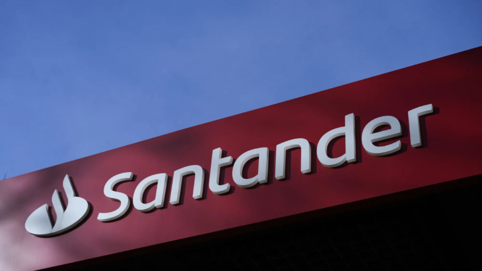 Santander refuerza su banca privada con tres fichajes de CaixaBank