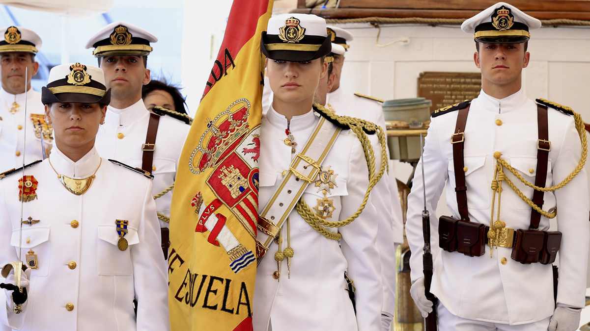 La Princesa Leonor cumple como abanderada en la jura de bandera a bordo de Elcano, 38 años después de que lo hiciera el Rey Felipe