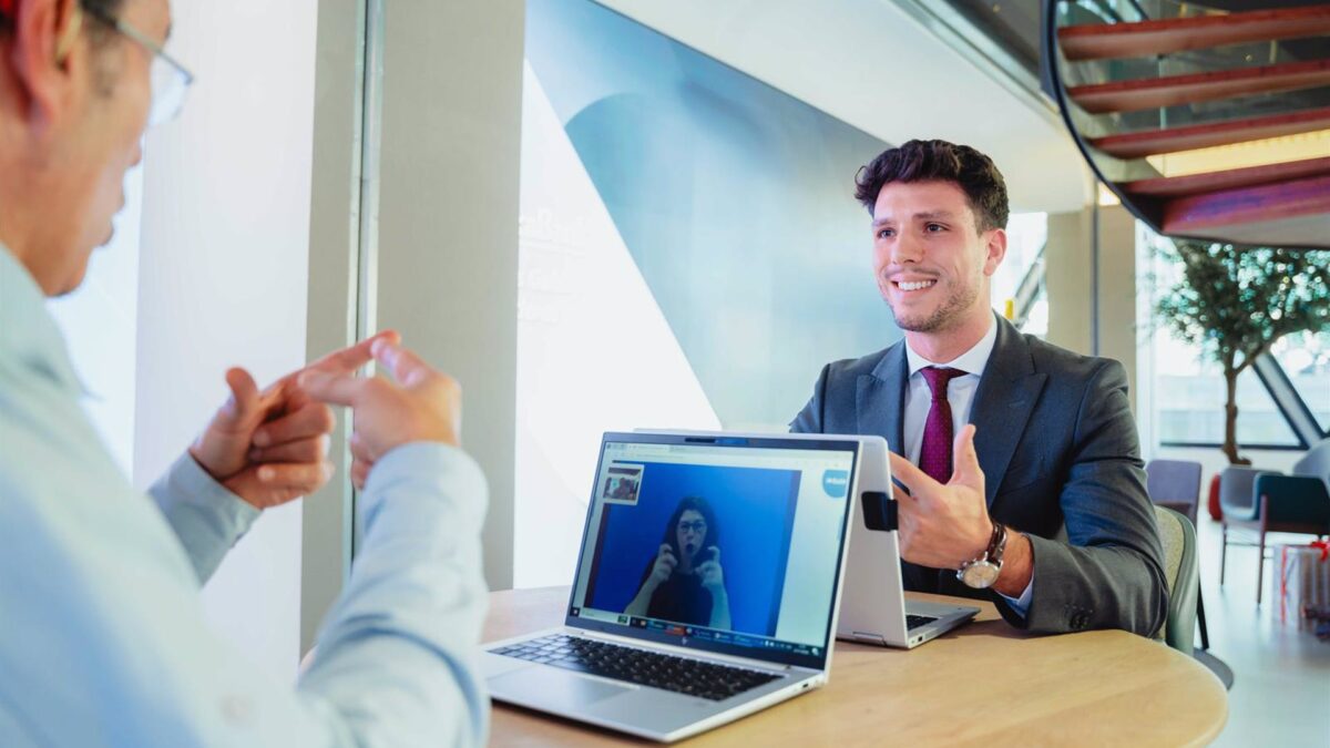 CaixaBank termina este mes de implementar la videointerpretación de lengua de signos en sus oficinas