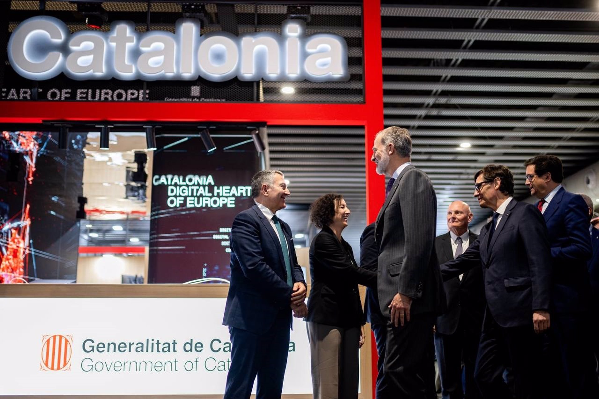 El rey Felipe VI vuelve a visitar el estand de la Generalitat en el Mobile tras ocho años
