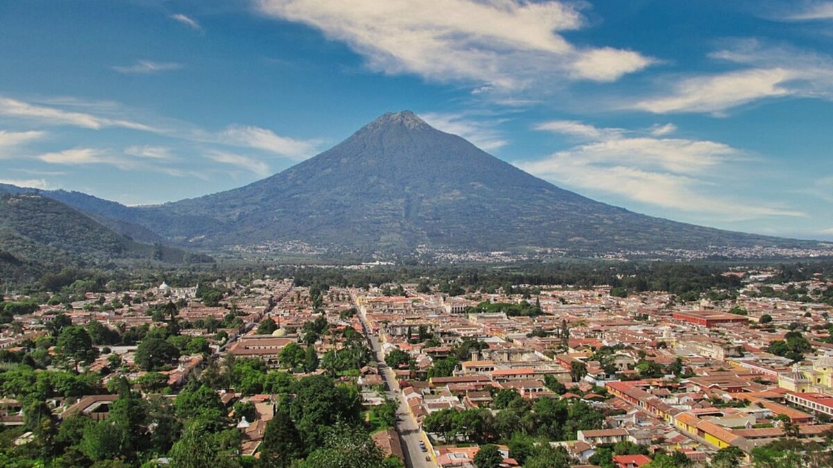 El BCIE financiará un análisis para mejorar la movilización de turistas en Antigua Guatemala