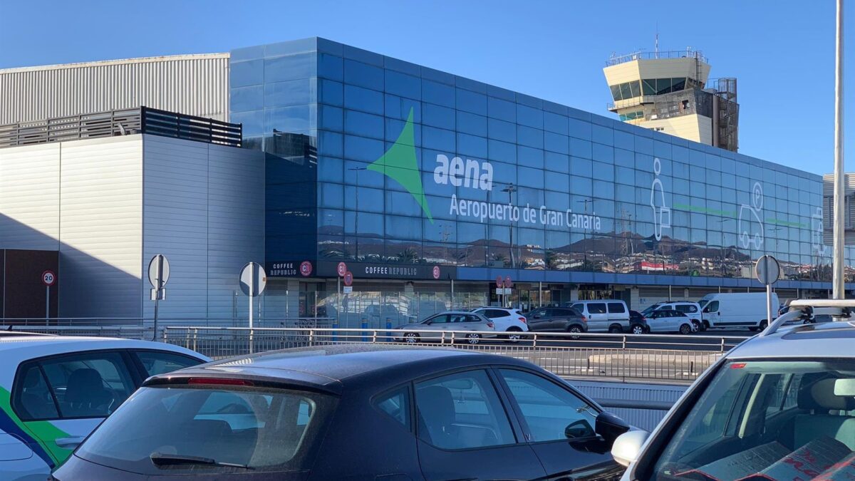 El aeropuerto de Gran Canaria se encuentra inoperativo por acumulación de agua aunque empieza a operar una pista