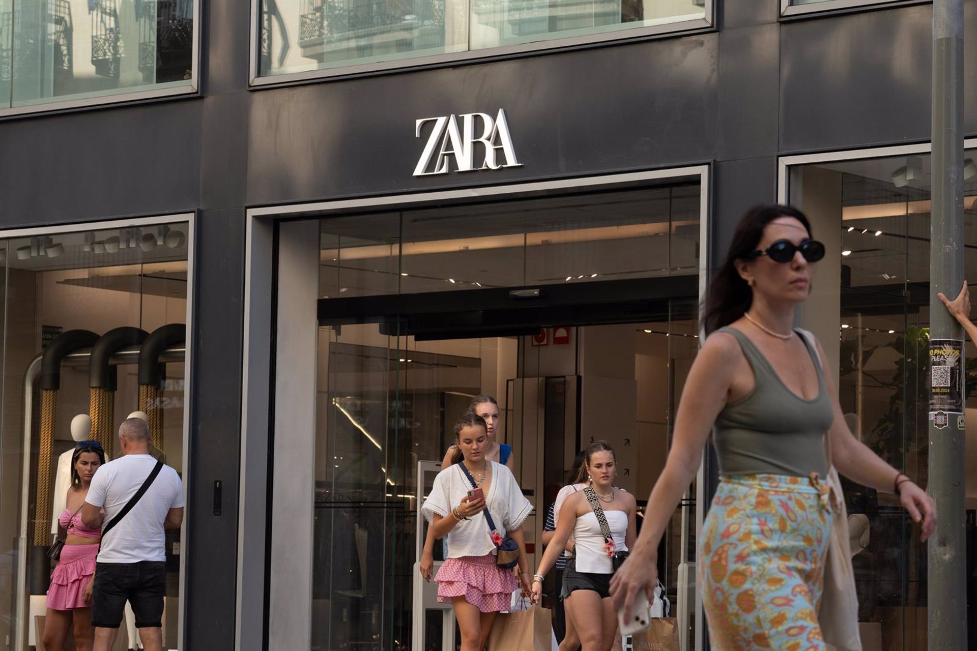 Inditex prosigue a la baja y resta un 0,87%, con la acción por debajo de los 45 euros