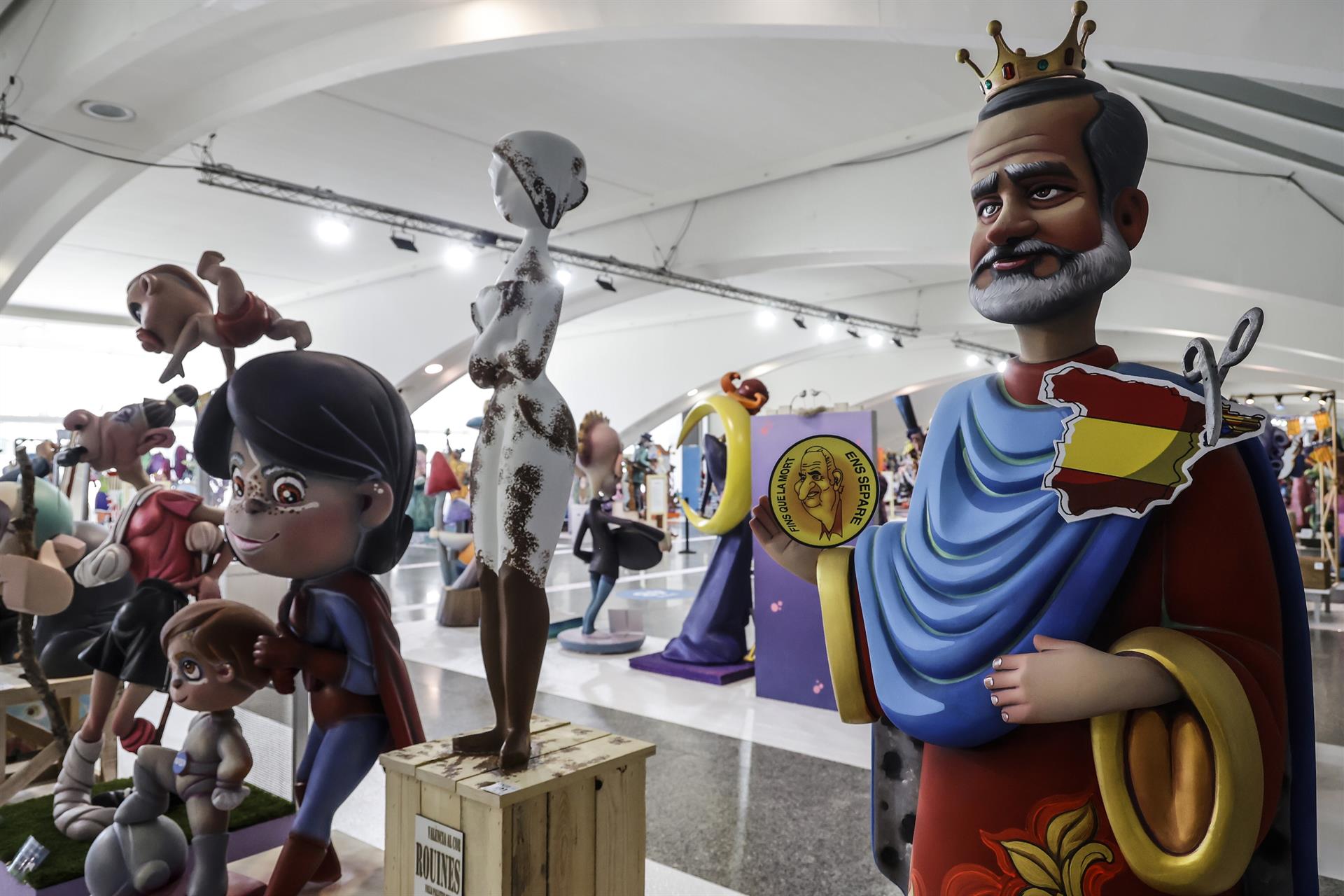 Cómo se hacen las Fallas de Valencia: el meticuloso proceso artesanal antes de que ardan en la ‘cremà’