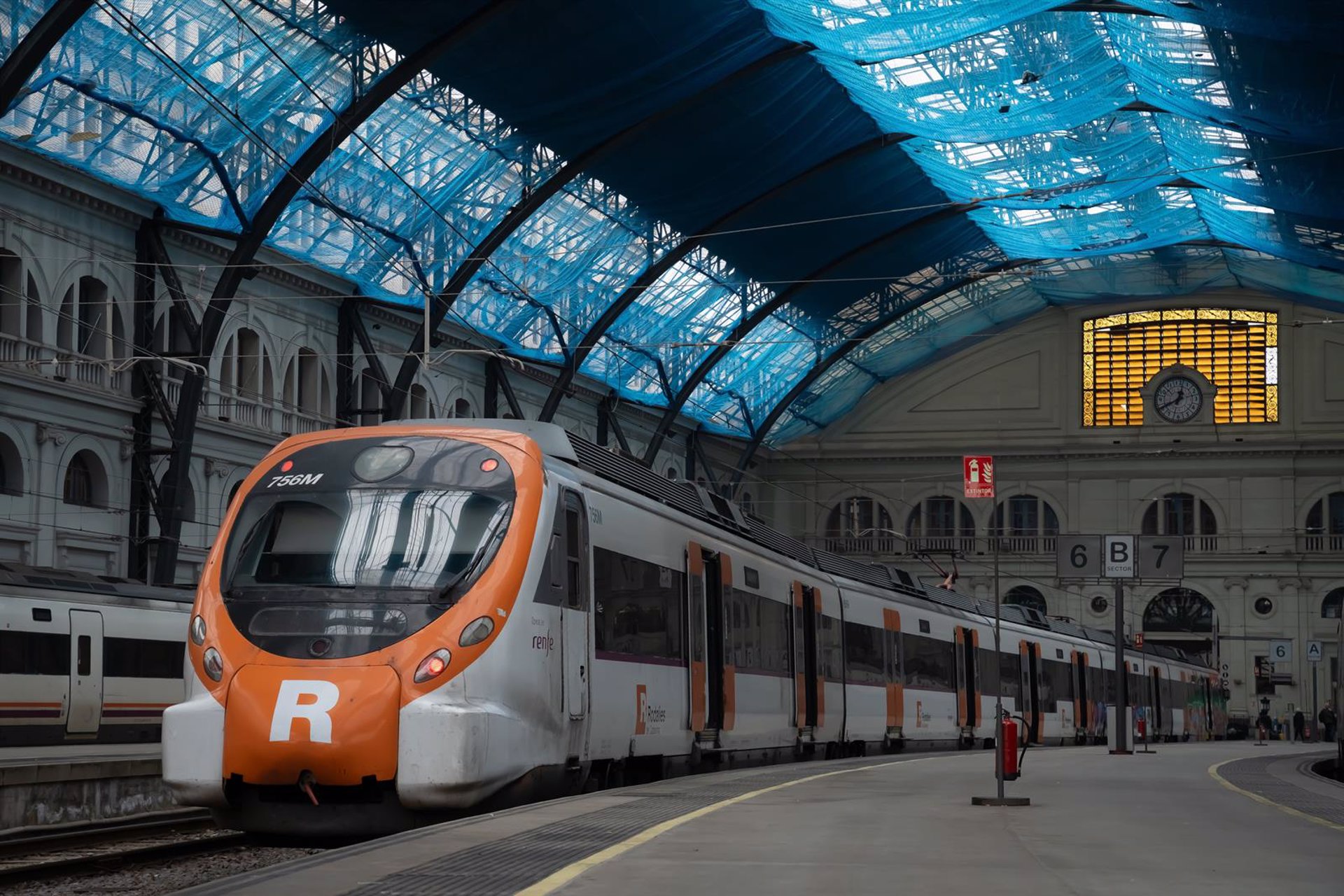 El Ministerio negocia ‘in extremis’ con los sindicatos de Renfe la desconvocatoria de la huelga del lunes