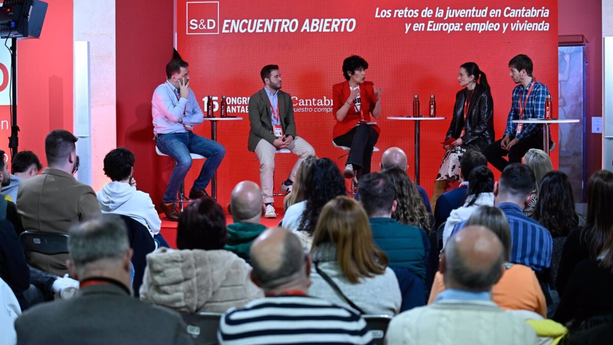 Elma Saiz asegura a los jóvenes que las pensiones «también están garantizadas en el futuro»