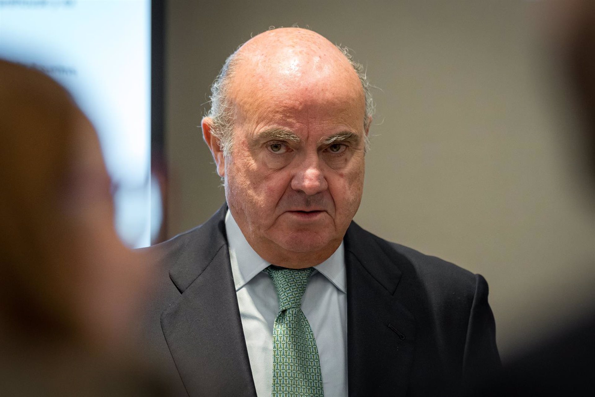 Guindos (BCE) confía en un análisis con «profesionalidad» de la OPA de BBVA sobre Sabadell