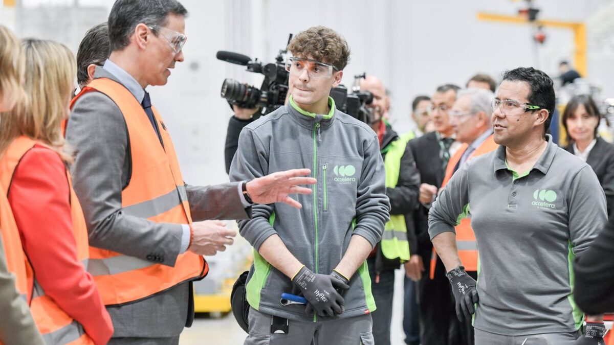 Sánchez se interesa por los trabajadores de Accelera by Cummins en Guadalajara, con un 30% de mujeres