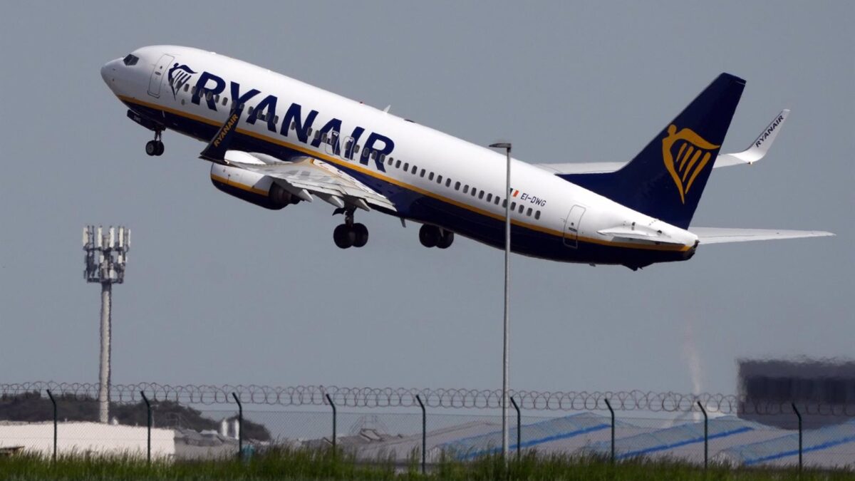 Ryanair denuncia a un pasajero que fingía ser diplomático de la ONU para ocupar un asiento no asignado