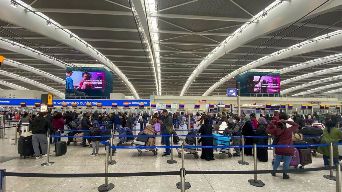 El Aeropuerto de Heathrow de Londres cierra por corte de energía tras un incendio en subestación eléctrica