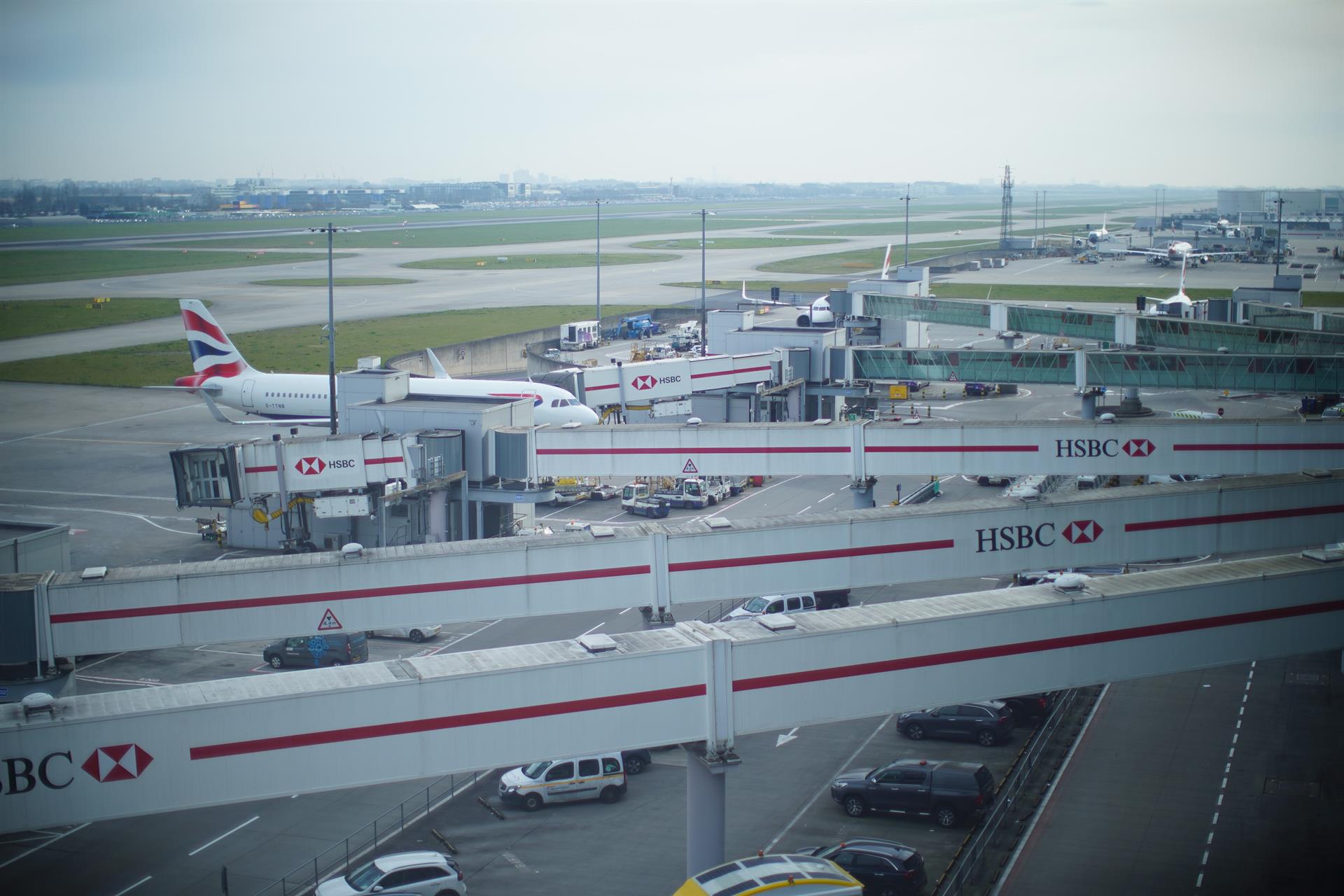 Heathrow cancela más de 1.300 vuelos este viernes: ¿Los pasajeros pueden reclamar? ¿Es una causa extraordinaria?