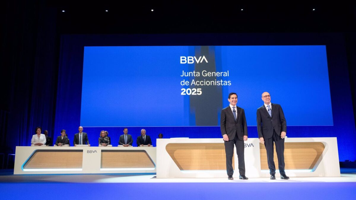 La junta de accionistas de BBVA renueva su respaldo a la OPA sobre Sabadell y a Torres y Genç como consejeros