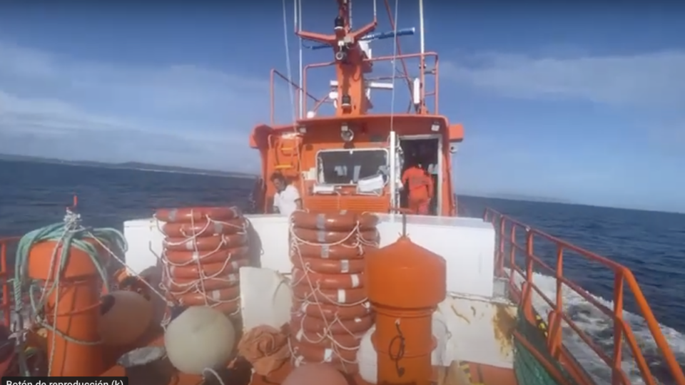 Salvamento Marítimo recupera 24 neveras a la deriva en aguas del Estrecho