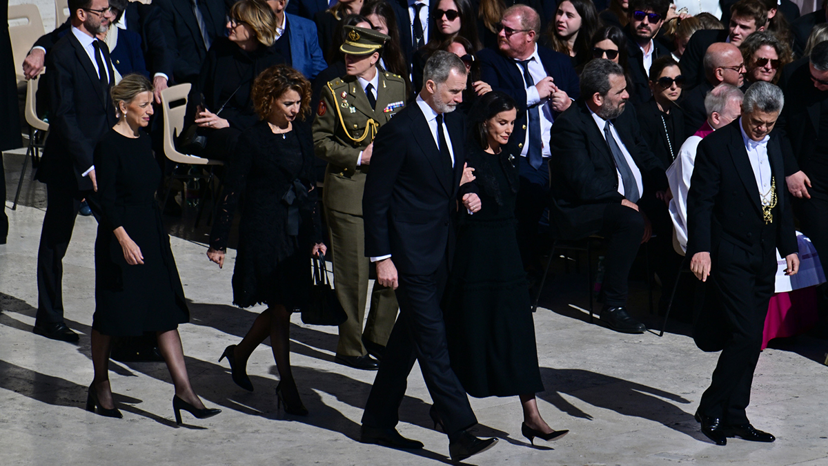 La reina Letizia respeta el protocolo pero renuncia a este exclusivo privilegio en el funeral del Papa Francisco