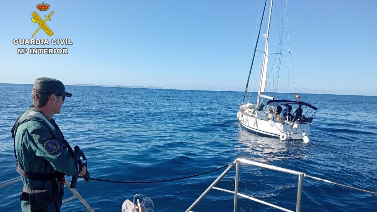 Piratas de secano en Palma: dos ladrones roban un velero, se echan al mar y acaban rescatados por Salvamento Marítimo
