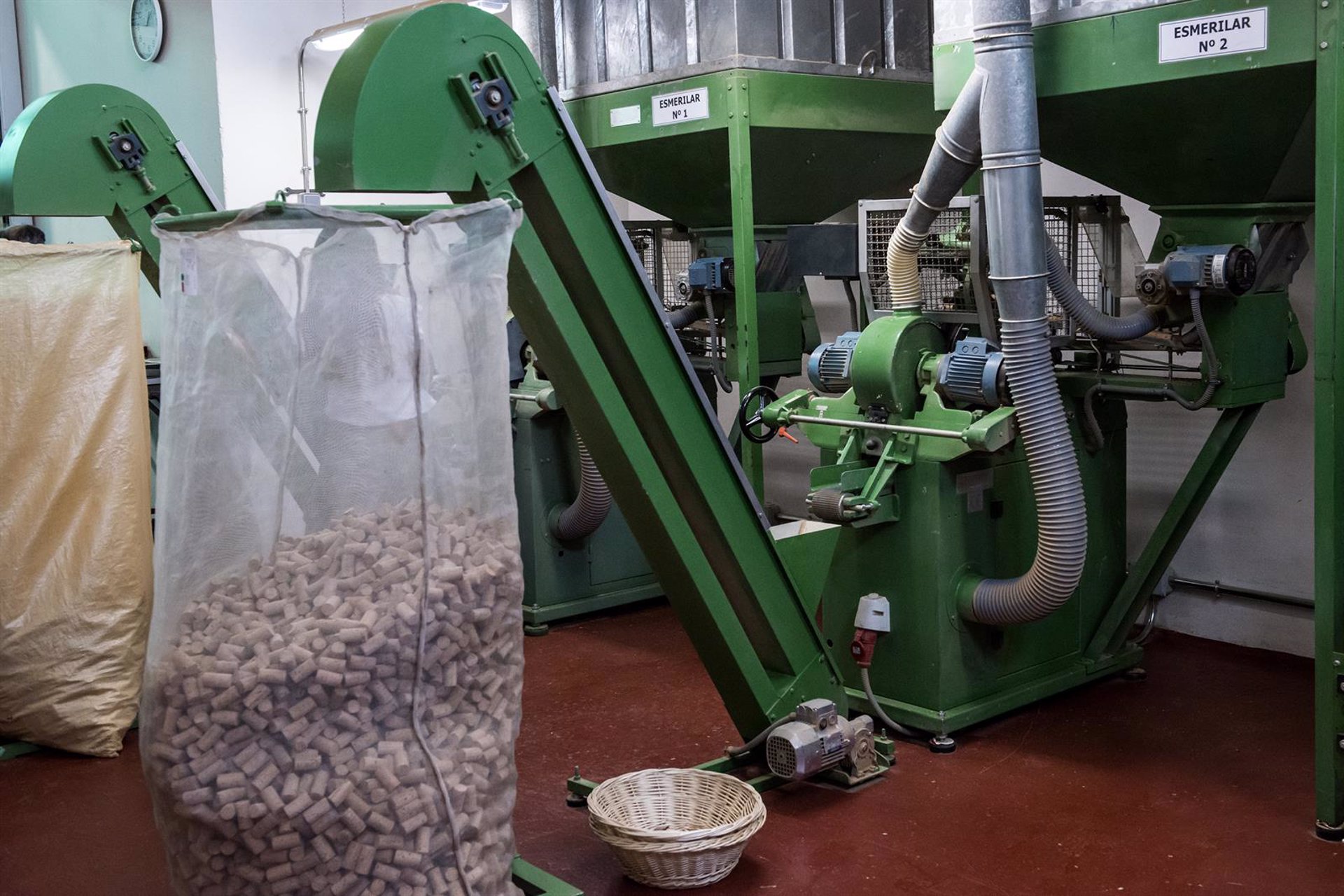 La producción industrial baja un 2,4% en febrero y suma dos meses en negativo