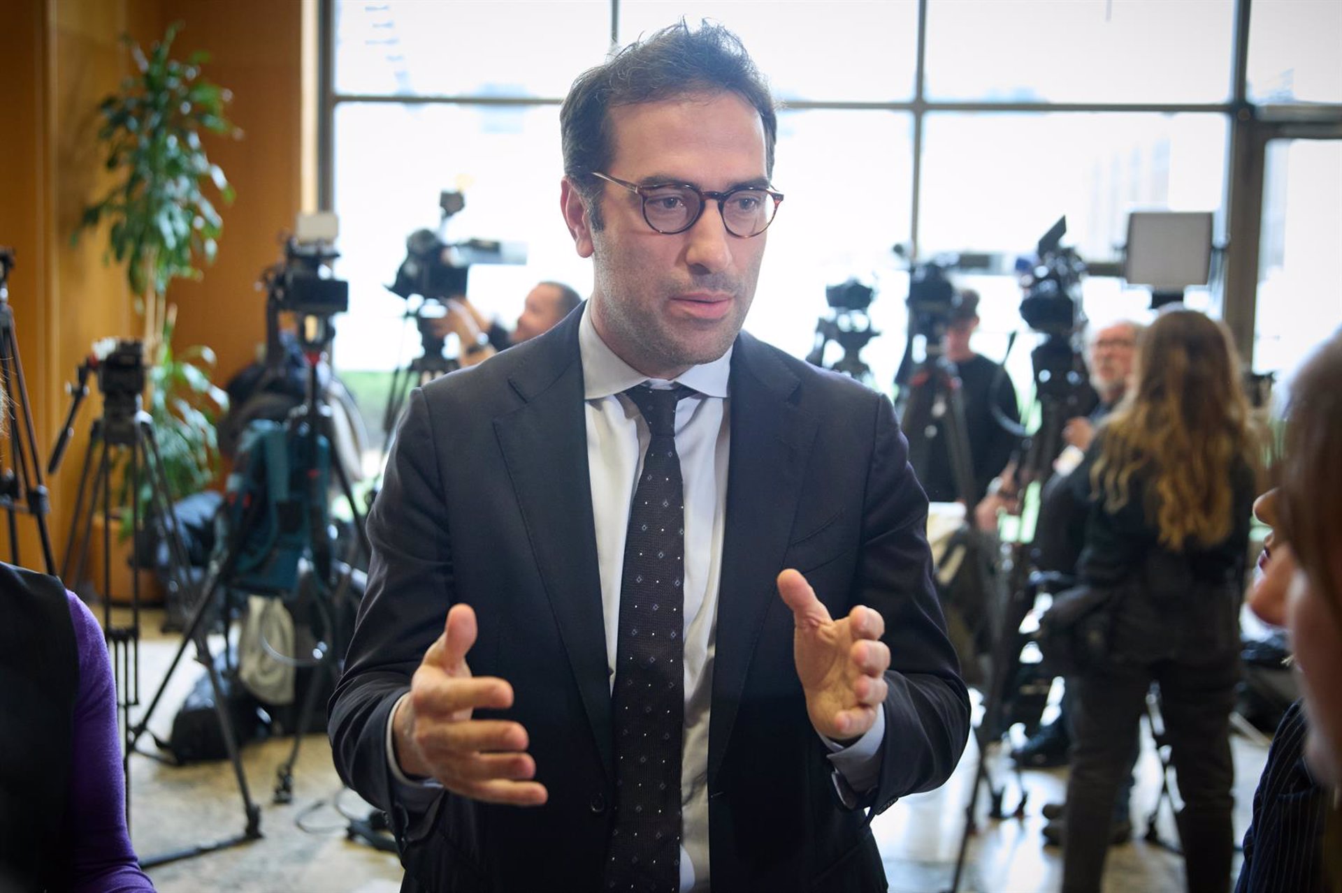 Cuerpo defiende una UE de «mano tendida» ante la política arancelaria que las bolsas ven «muy dañina»