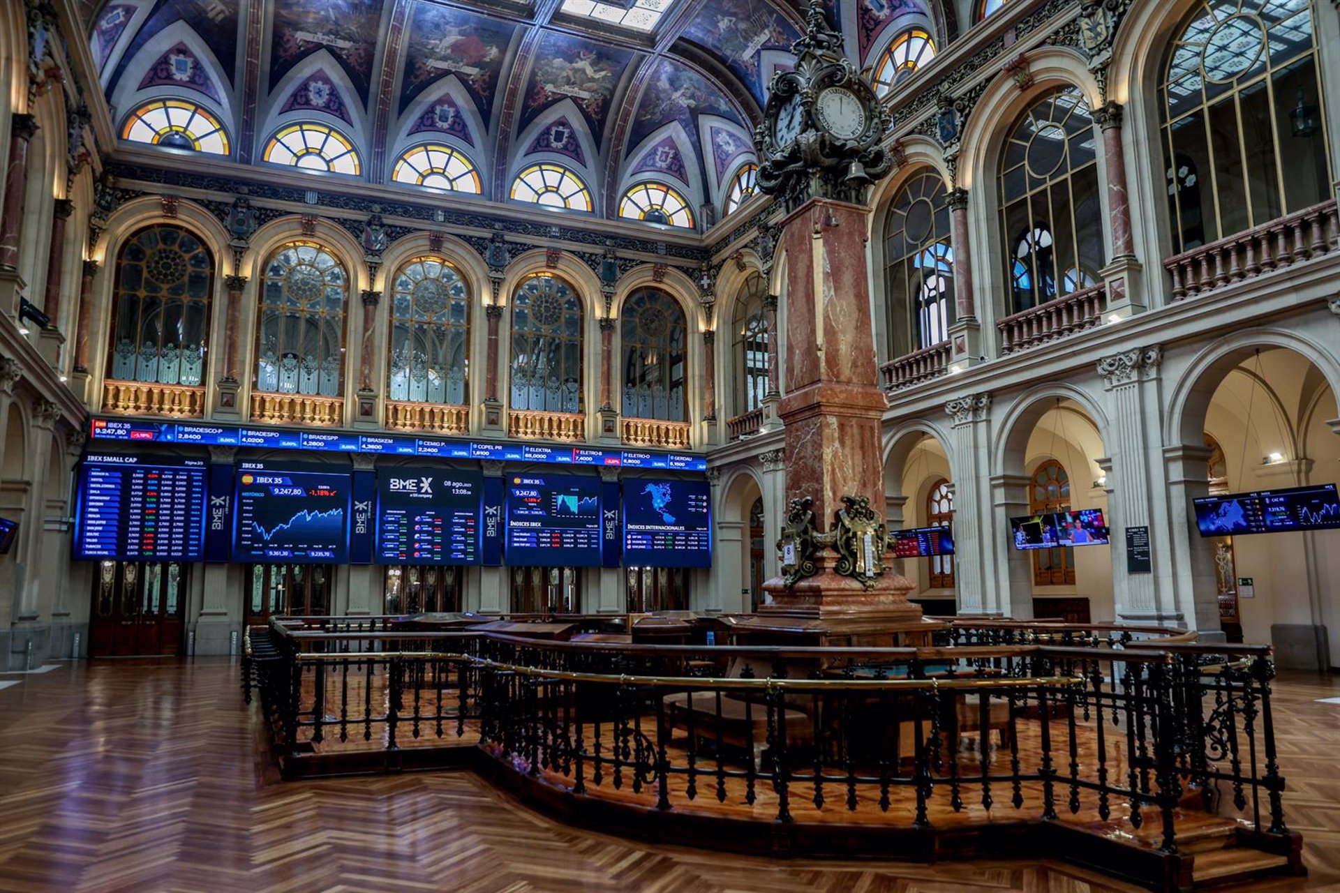 El Ibex 35 profundiza en su caída al mediodía y pierde más de un 5%, hasta los 11.700 enteros