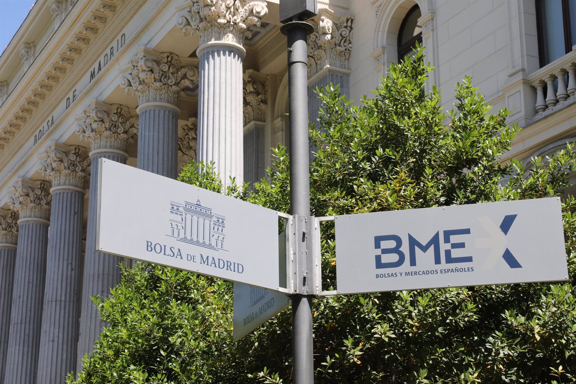 El Ibex 35 se desploma un 2,6% en la apertura tras la entrada en vigor de los aranceles de Trump