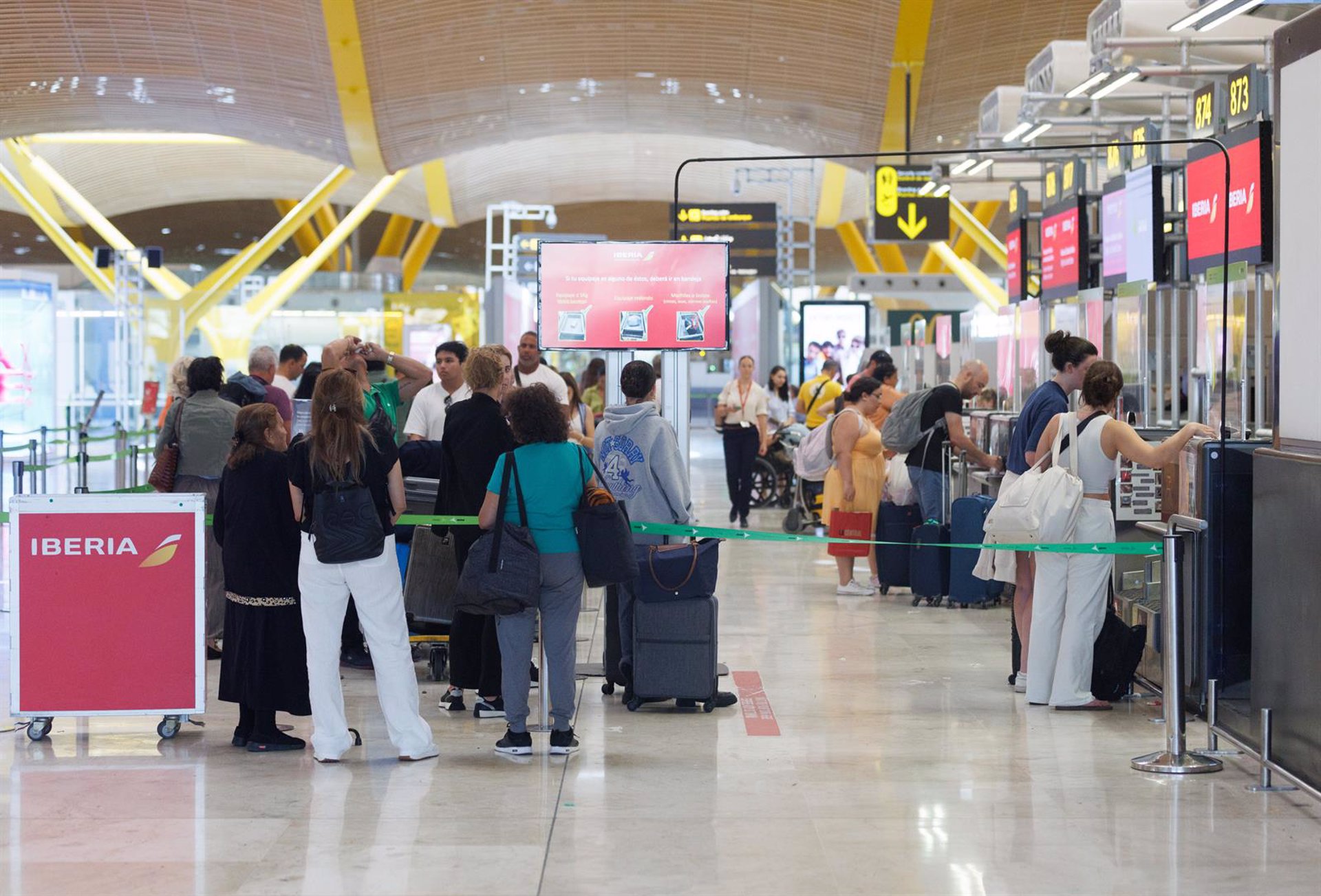 Los aeropuertos españoles operarán 69.327 vuelos en Semana Santa, un 11,5% más que en 2024, que cayó en marzo