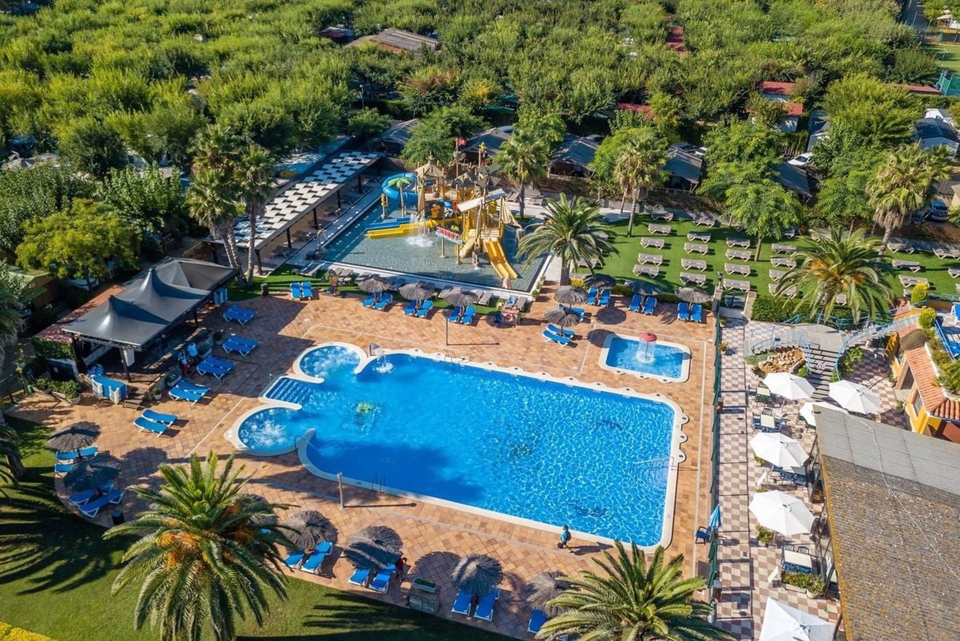 Aumentan las reservas en la costa mediterránea y se ralentizan en el norte y centro peninsular por el tiempo