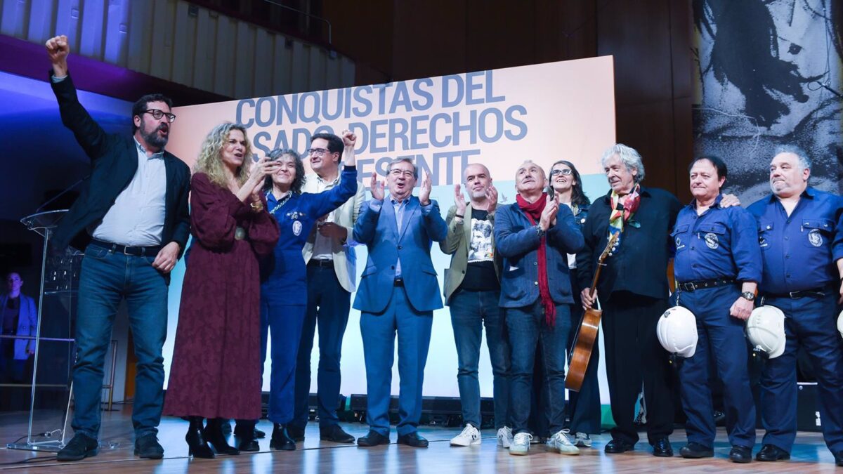 Un grupo de jóvenes increpa a los líderes de UGT y CCOO en un acto sobre los derechos laborales: «Comegambas»