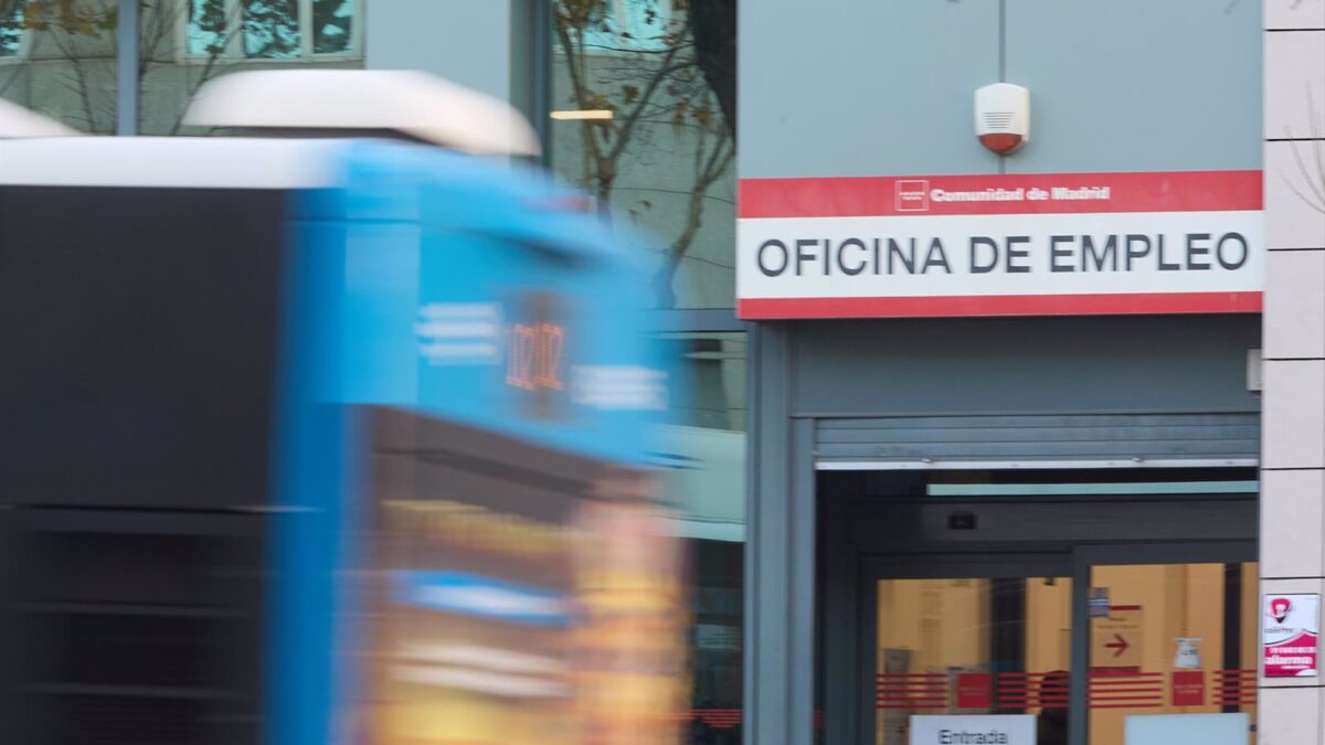 El paro sube en 193.700 personas hasta marzo, su mayor alza desde 2013, y se destruyen 92.500 empleos