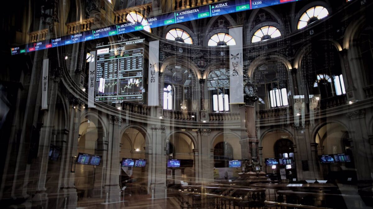El Ibex 35 sube un 0,7% al mediodía animado por la banca y pretende revalidar máximos anuales