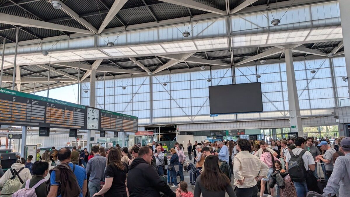 El apagón provoca la cancelación de 344 vuelos y deja 35.000 personas auxiliadas en trenes