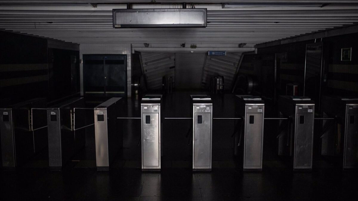 Metro de Madrid recomienda usar el transporte en superficie mientras trabaja en restablecer el servicio