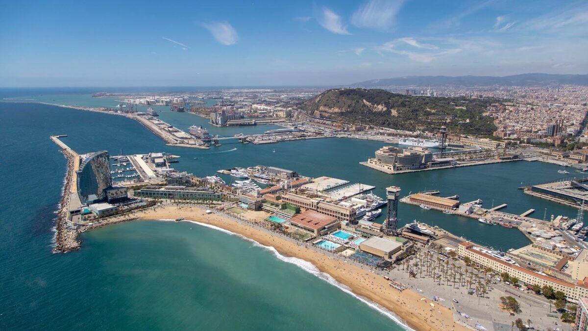 El Puerto de Barcelona retoma su actividad
