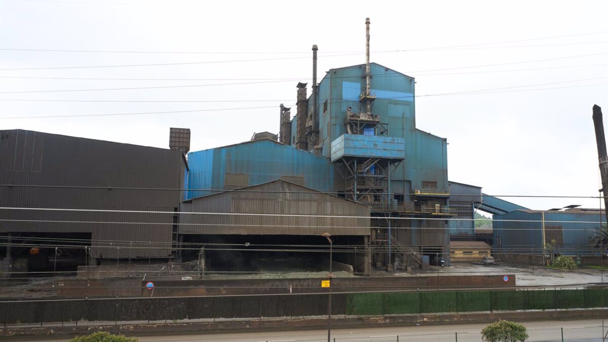 Hogares e industrias recuperan el suministro en Cantabria, pero las electrointensivas tardarán horas