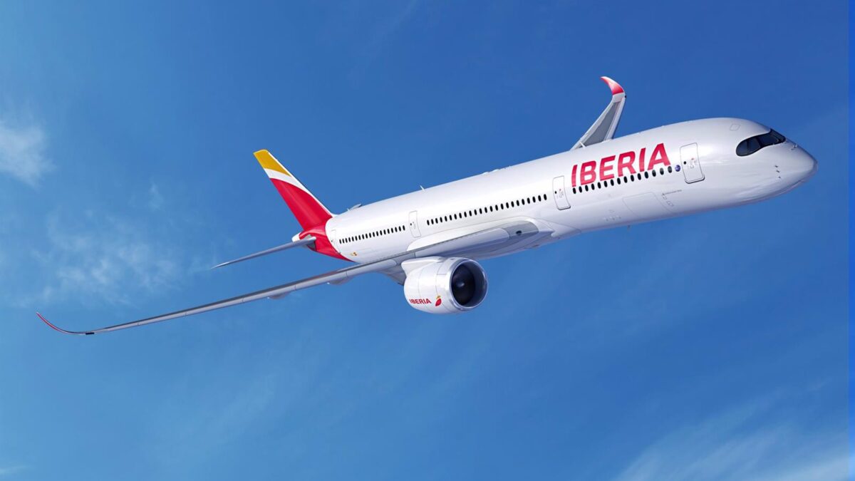 Iberia sigue ofreciendo el cambio gratuito de billetes aunque no espera cancelar vuelos este martes