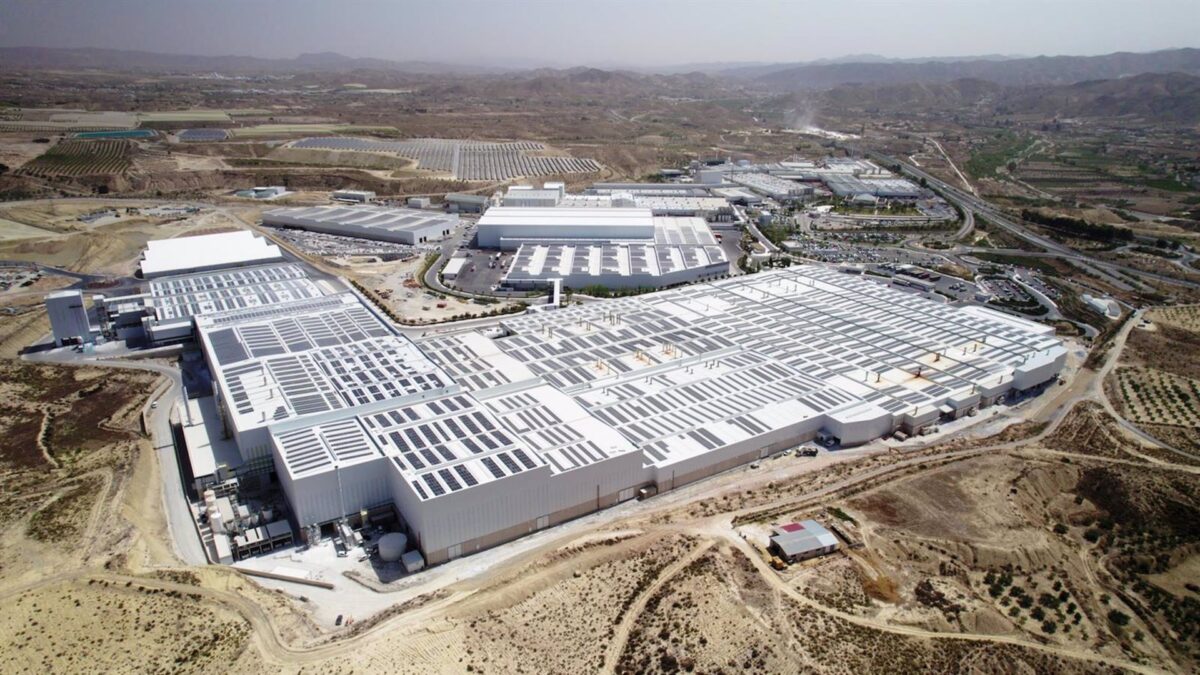 La falta de suministro mantiene casi «paralizado» el parque de Cosentino en Cantoria (Almería)