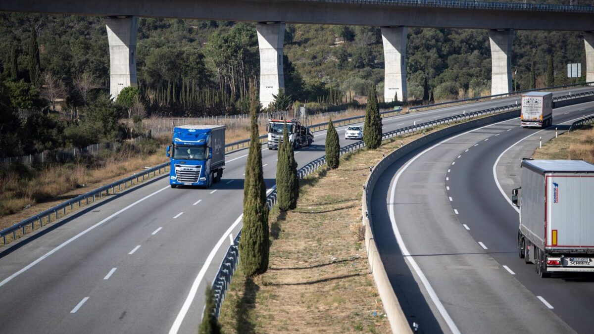 El Gobierno flexibiliza los tiempos de conducción de transportistas para mitigar el efecto apagón